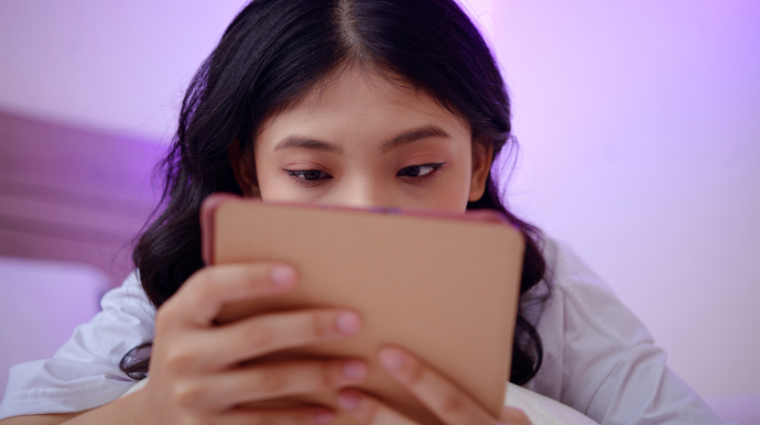 Jeune fille qui regarde un écran